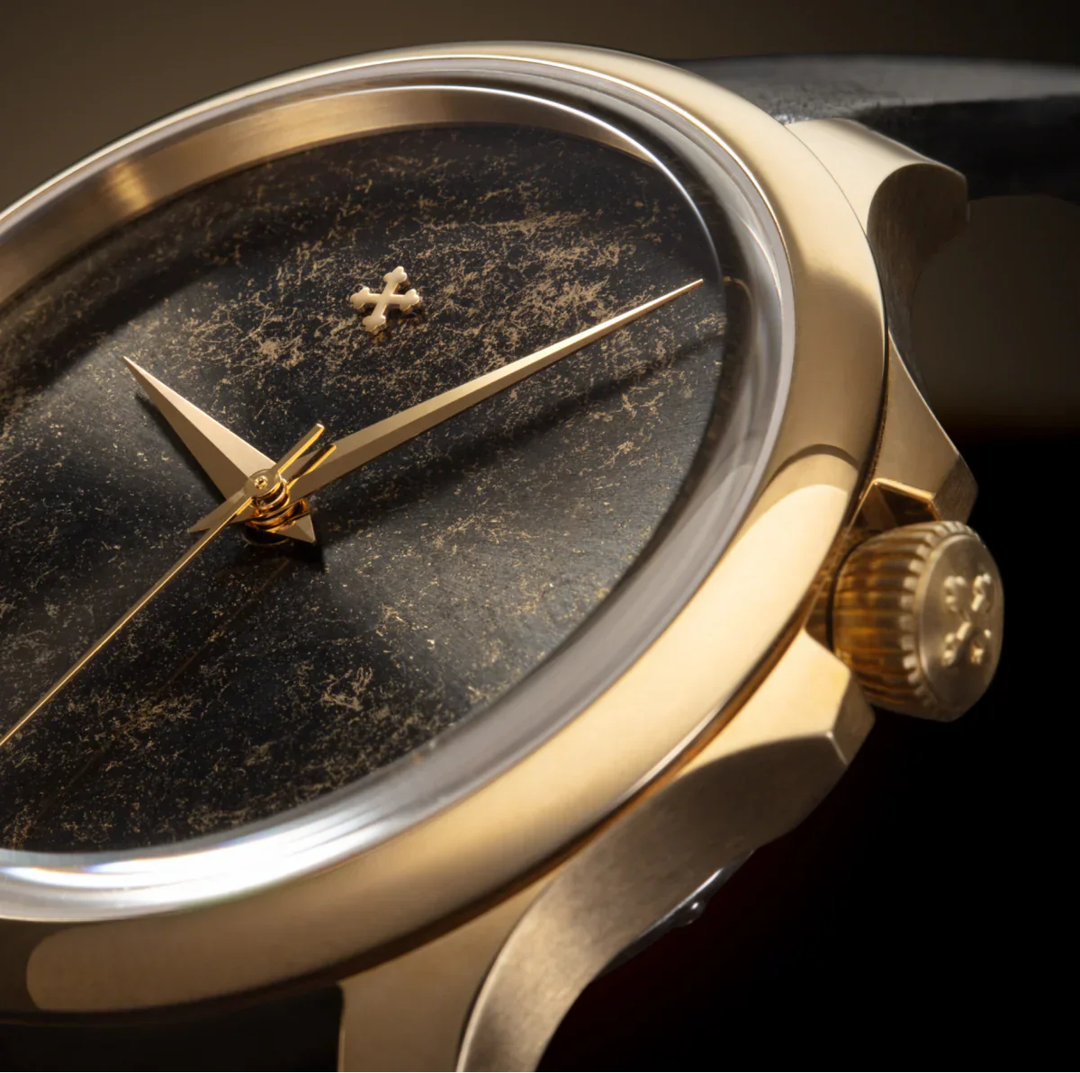 detail redentore bronzo with bronze case brown dial